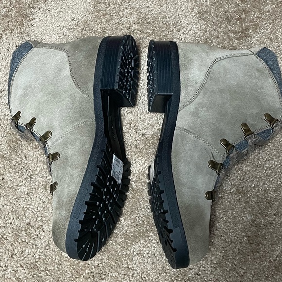 CLARKS FARALYN ALPHA TAUPE SUEDE LACE UP BOOT. SIZE 11W. NEW WITHOUT BOX. - Picture 6 of 8